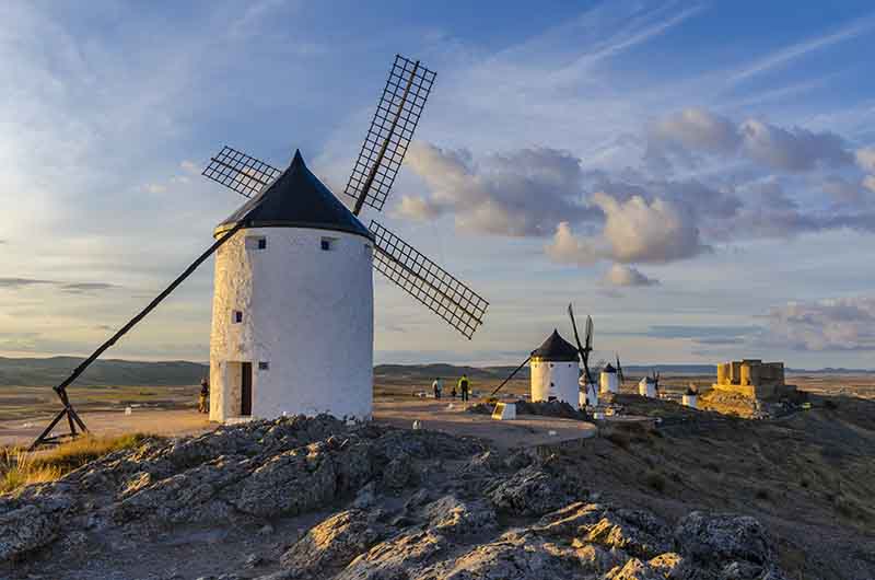 Toledo - Consuegra 37 - molinos de viento y castillo de Consuegra.jpg